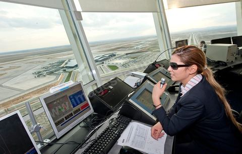 Femme contrôleur aérien à l'intérieur de la tour de contrôle de l'Aéroport international d'Enfidha Zine El Abidine Ben Ali