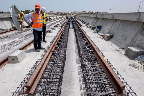Chantier de construction du viaduc du futur RFR à Mellassine, balieue ouest de Tunis.