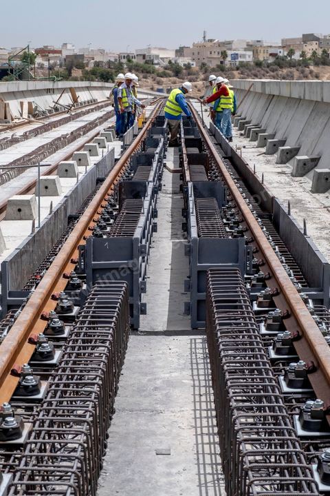 Chantier de construction du viaduc du futur RFR à Mellassine, balieue ouest de Tunis.