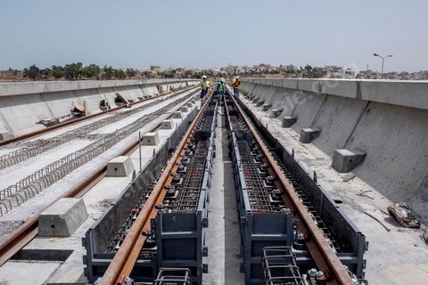 Chantier de construction du viaduc du futur RFR à Mellassine, balieue ouest de Tunis.