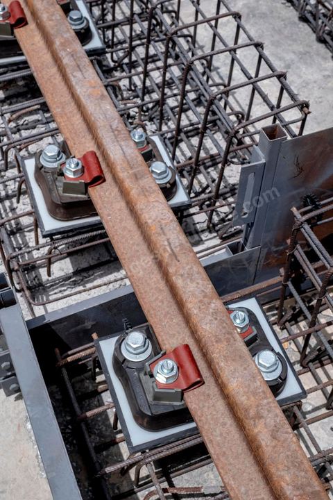 Chantier de construction du viaduc du futur RFR à Mellassine, balieue ouest de Tunis.