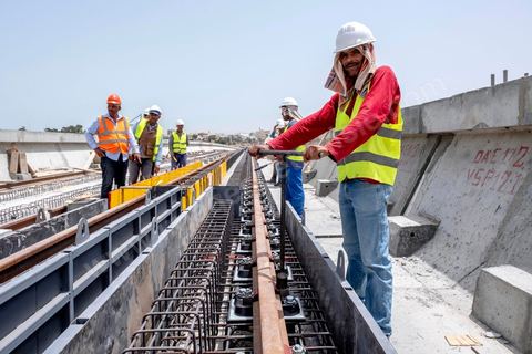 Chantier de construction du viaduc du futur RFR à Mellassine, balieue ouest de Tunis.
