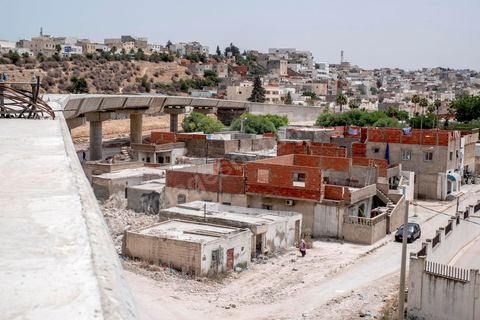 Chantier de construction du viaduc du futur RFR à Mellassine, balieue ouest de Tunis.