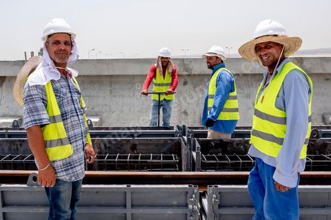 Chantier de construction du viaduc du futur RFR à Mellassine, balieue ouest de Tunis.