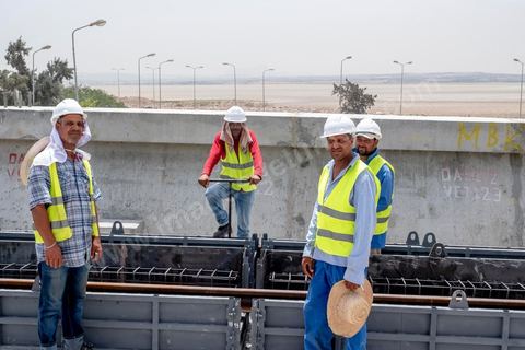 Chantier de construction du viaduc du futur RFR à Mellassine, balieue ouest de Tunis.