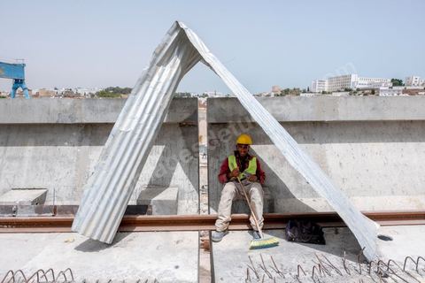 Chantier de construction du viaduc du futur RFR à Mellassine, balieue ouest de Tunis.