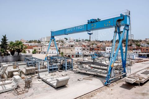 Chantier de construction du viaduc du futur RFR à Mellassine, balieue ouest de Tunis.