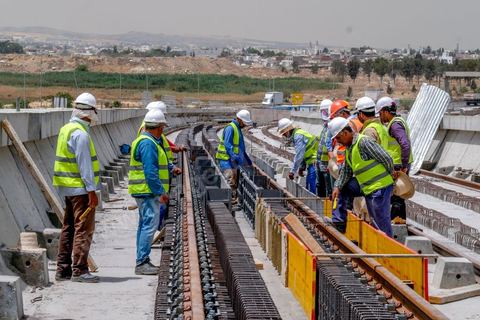 Chantier de construction du viaduc du futur RFR à Mellassine, balieue ouest de Tunis.