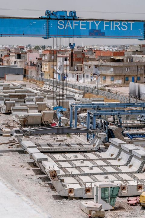 Chantier de construction du viaduc du futur RFR à Mellassine, balieue ouest de Tunis.