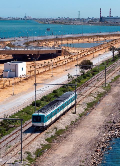 TGM train reliant Tunis la Goulette et la Marsa vu depuis le pont de Radès à Tunis