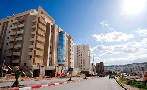 Les grands artères de la nouvelle ville de Ennasr au coeur de Tunis, ville nouvelle de résidence, d'affaires et de commerces