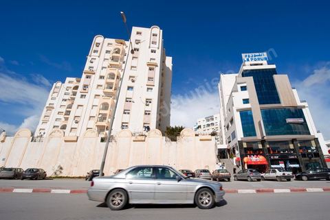 Les grands artères de la nouvelle ville de Ennasr au coeur de Tunis, ville nouvelle de résidence, d'affaires et de commerces