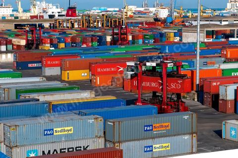 Port commercial maritime de Radès - conteneurs et bâteau de commerce à Tunis