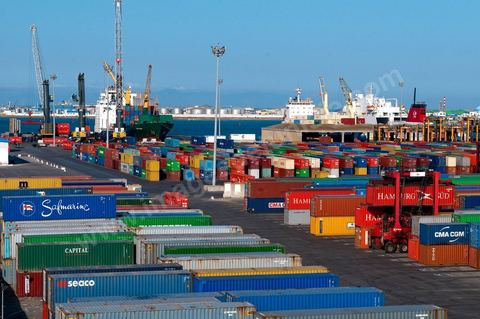 Port commercial maritime de Radès - conteneurs et bâteau de commerce à Tunis