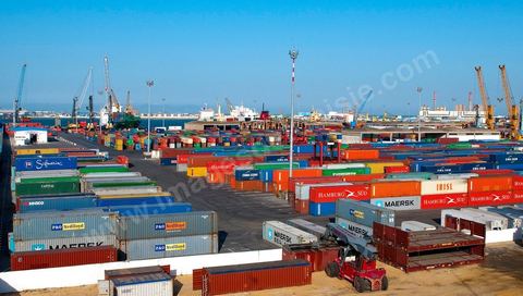 Port commercial maritime de Radès - conteneurs et bâteau de commerce à Tunis