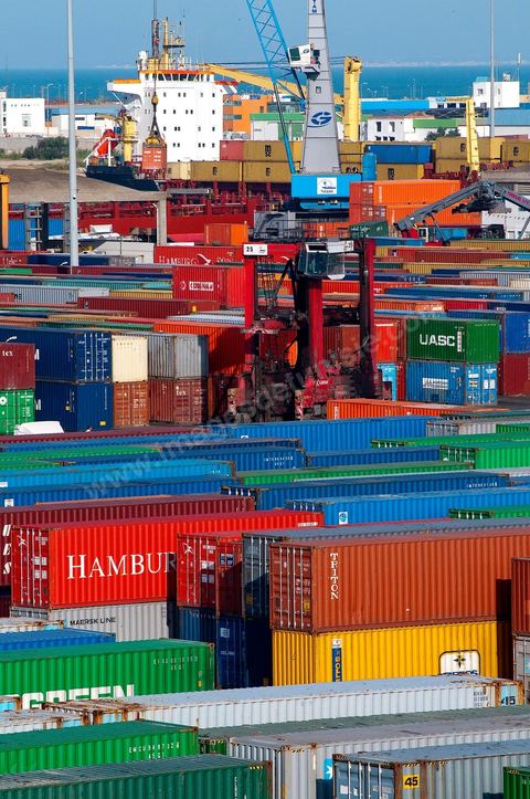 Port commercial maritime de Radès - conteneurs et bâteau de commerce à Tunis