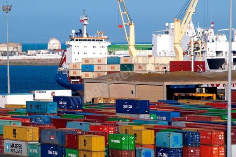 Port commercial maritime de Radès - conteneurs et bâteau de commerce à Tunis