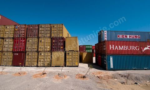 Contenerus au Port commercial maritime de Radès à Tunis