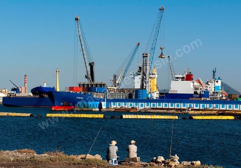 Port commercial maritime de Radès - conteneurs et bâteau de commerce à Tunis