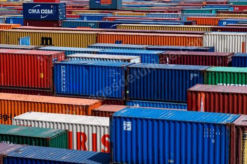 Port commercial maritime de Radès - conteneurs et bâteau de commerce à Tunis