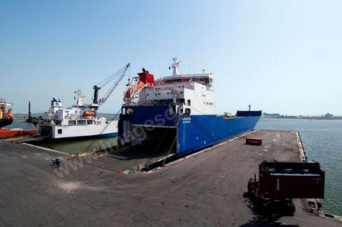 Port commercial maritime de Radès - conteneurs et bâteau de commerce à Tunis