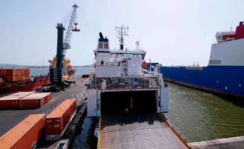 Port commercial maritime de Radès - conteneurs et bâteau de commerce à Tunis