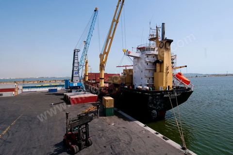 Port commercial maritime de Radès - conteneurs et bâteau de commerce à Tunis