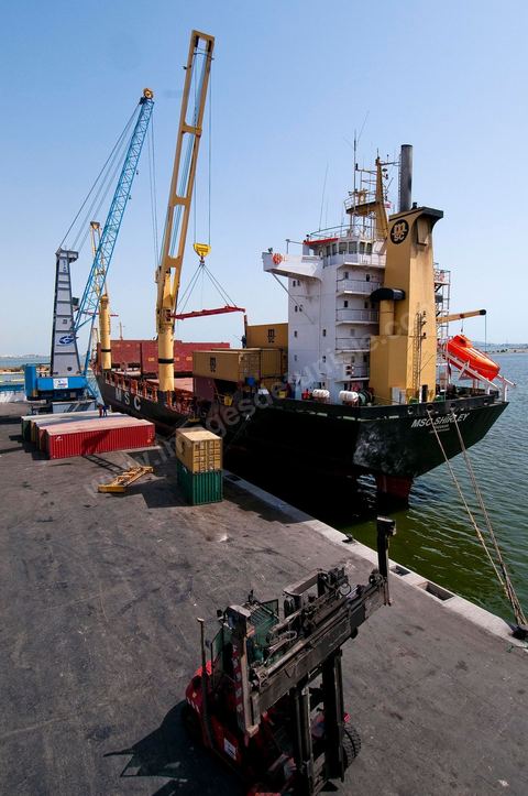 Port commercial maritime de Radès - conteneurs et bâteau de commerce à Tunis