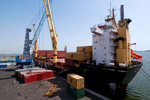 Port commercial maritime de Radès - conteneurs et bâteau de commerce à Tunis