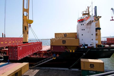 Port commercial maritime de Radès - conteneurs et bâteau de commerce à Tunis