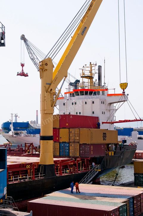 Port commercial maritime de Radès - conteneurs et bâteau de commerce à Tunis