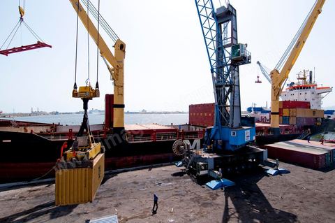 Port commercial maritime de Radès - conteneurs et bâteau de commerce à Tunis