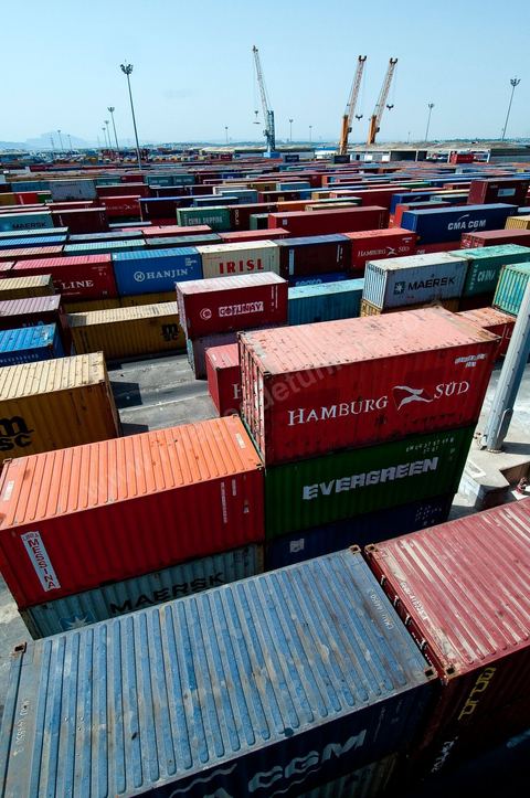 Port commercial maritime de Radès - conteneurs et bâteau de commerce à Tunis