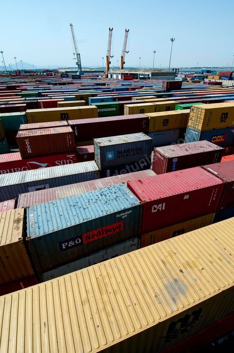 Port commercial maritime de Radès - conteneurs et bâteau de commerce à Tunis