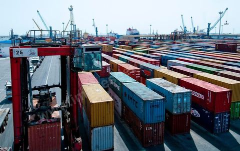 Port commercial maritime de Radès - conteneurs et bâteau de commerce à Tunis