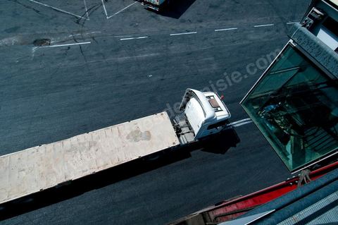Port commercial maritime de Radès - conteneurs et bâteau de commerce à Tunis