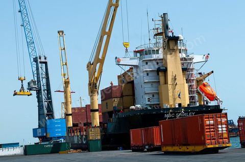 Port commercial maritime de Radès - conteneurs et bâteau de commerce à Tunis