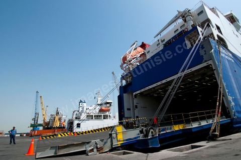 Port commercial maritime de Radès - conteneurs et bâteau de commerce à Tunis