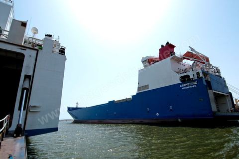 Port commercial maritime de Radès - conteneurs et bâteau de commerce à Tunis
