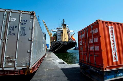 Port commercial maritime de Radès - conteneurs et bâteau de commerce à Tunis