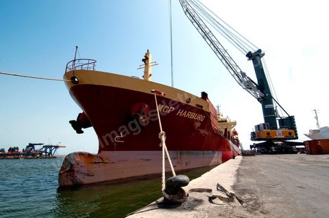 Port commercial maritime de Radès - conteneurs et bâteau de commerce à Tunis