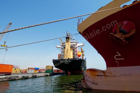 Port commercial maritime de Radès - conteneurs et bâteau de commerce à Tunis