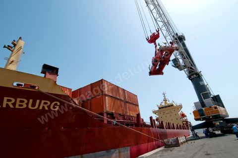 Port commercial maritime de Radès - conteneurs et bâteau de commerce à Tunis