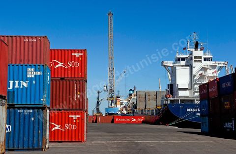 Zone de Fret et commercial, chargement et déchargement des bateaux dans le Port commercial de Radès