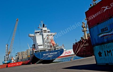 Zone de Fret et commercial, chargement et déchargement des bateaux dans le Port commercial de Radès