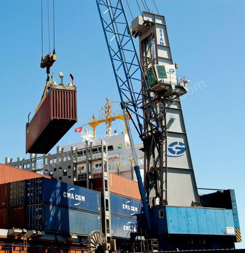 Zone de Fret et commercial, chargement et déchargement des bateaux dans le Port commercial de Radès