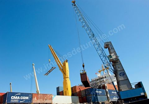 Zone de Fret et commercial, chargement et déchargement des bateaux dans le Port commercial de Radès