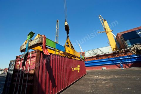 Zone de Fret et commercial, chargement et déchargement des bateaux dans le Port commercial de Radès
