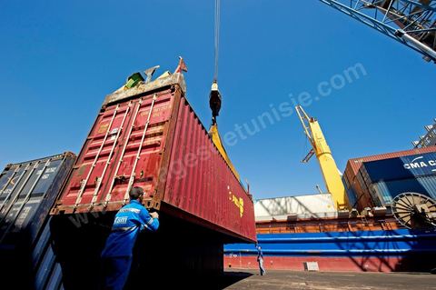 Zone de Fret et commercial, chargement et déchargement des bateaux dans le Port commercial de Radès
