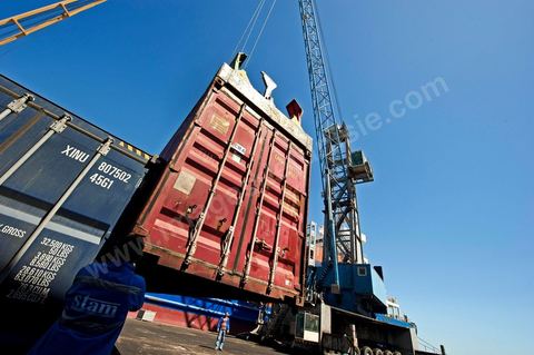Zone de Fret et commercial, chargement et déchargement des bateaux dans le Port commercial de Radès